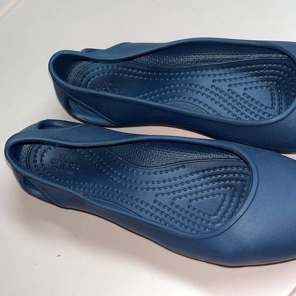 Crocs Women’s Laura Slip on Flat Sandal Navy Blue Size 4 women - Picture 3 of 6